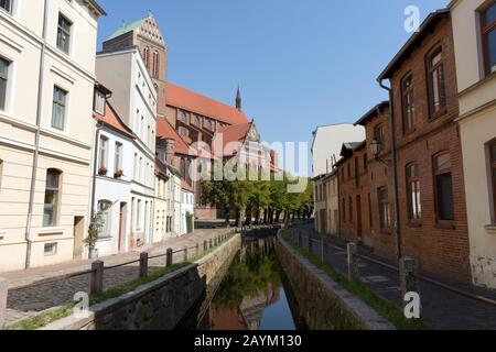 Fiume Muehlengrube con la Chiesa di San Nicola, Wismar, Meclemburgo-Pomerania Occidentale, Germania Foto Stock