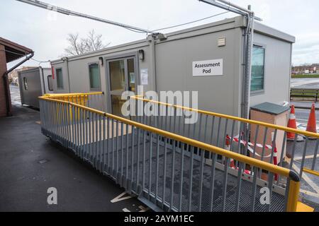 Stockton on on Tees, UK.16th Febbraio 2020.North Tees Hospital ha istituito Coronavirus Assessment Pod al di fuori dell'ingresso anteriore per affrontare eventuali casi sospetti di virus. Credito: David DIXON / Alamy Foto Stock