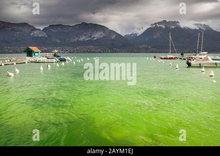 Lago di Annecy nelle alpi francesi Foto Stock