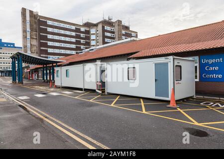 Stockton on on Tees, UK.16th Febbraio 2020.North Tees Hospital ha istituito Coronavirus Assessment Pod al di fuori dell'ingresso anteriore per affrontare eventuali casi sospetti di virus. Credito: David DIXON / Alamy Foto Stock