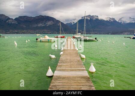 Lago di Annecy nelle alpi francesi Foto Stock