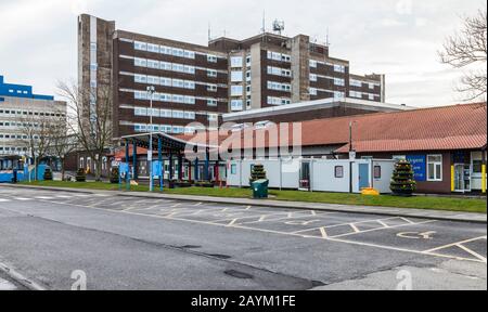 Stockton on on Tees, UK.16th Febbraio 2020.North Tees Hospital ha istituito Coronavirus Assessment Pod al di fuori dell'ingresso anteriore per affrontare eventuali casi sospetti di virus. Credito: David DIXON / Alamy Foto Stock