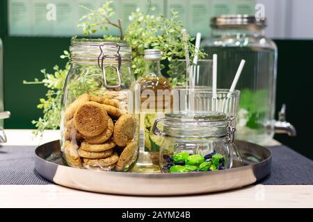 Set di vasetti in vetro per la conservazione degli ingredienti di cottura. Concetto di zero sprechi. Stile di vita ecocompatibile. Foto Stock