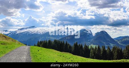 Panorama di tutta Kleinwalsertal con impressionante vetta del monte chiamato Hoher Ifen Foto Stock