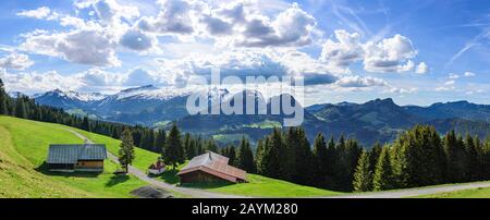 Panorama di tutta Kleinwalsertal con impressionante vetta del monte chiamato Hoher Ifen Foto Stock