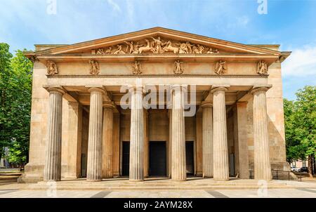Il memoriale Neue Wache a Berlino di giorno. Monumento dedicato alle vittime delle guerre di Napoleone Foto Stock