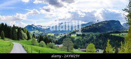 Panorama di tutta Kleinwalsertal con impressionante vetta del monte chiamato Hoher Ifen Foto Stock