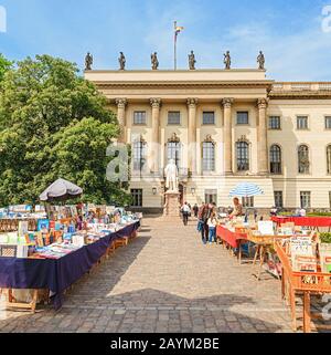 17 MAGGIO 2018, BERLINO, GERMANIA: Persone che camminano alla fiera del mercato del libro di seconda mano in strada Foto Stock