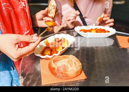 Donna Che Mangia Currywurst con il pane nel caffè Street food di Berlino. Cucina tedesca locale Foto Stock