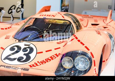 17 MAGGIO 2018, BERLINO, GERMANIA: Auto da corsa Porsche in mostra museale a Berlino Foto Stock