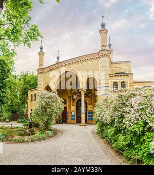 18 MAGGIO 2018, BERLINO, GERMANIA: Edificio Antelope House nello zoo di Berlino o nel giardino zoologico Foto Stock