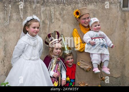 Gerusalemme, ISRAELE - 15 MARZO 2006: Carnevale di Purim nel famoso quartiere ultra-ortodosso di Gerusalemme - Mea Shearim. Ritratto di gruppo di cinque bambini dr Foto Stock