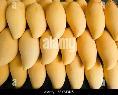 mango fresco sul mercato con un buon arrangiamento. mango è una popolare frutta tropicale, anche per mangiare con riso appiccicoso Foto Stock