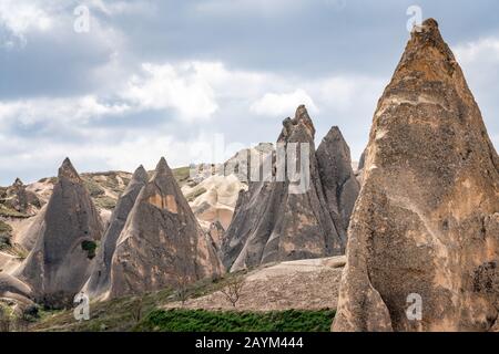 Cappadocia, Turchia. Fairy Chimney formazioni rocciose con nuvole Foto Stock