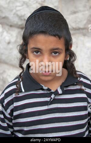 Gerusalemme, ISRAELE - 15 MARZO 2006: Carnevale di Purim nel famoso quartiere ultra-ortodosso di Gerusalemme - Mea Shearim. Ritratto di un bambino Foto Stock