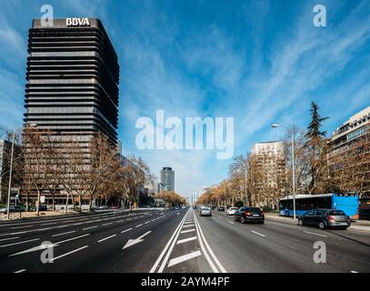 Madrid, Spagna - 15 febbraio 2020: Vista sulla Passeo de la Castellana, un ampio viale nel centro di Madrid Foto Stock