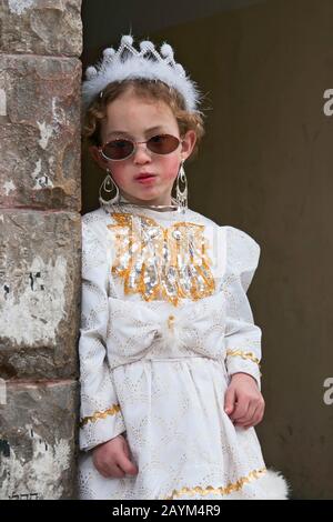 Gerusalemme, ISRAELE - 15 MARZO 2006: Carnevale di Purim nel famoso quartiere ultra-ortodosso di Gerusalemme - Mea Shearim. Ritratto di ragazza giovane Foto Stock