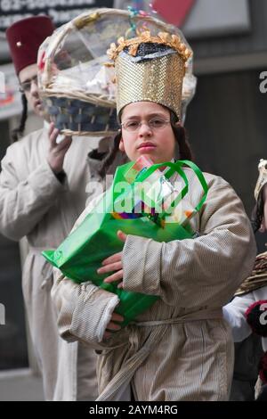 Gerusalemme, ISRAELE - 15 MARZO 2006: Carnevale di Purim nel famoso quartiere ultra-ortodosso di Gerusalemme - Mea Shearim. Ritratto di giovani Foto Stock