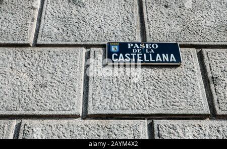 Madrid, Spagna - 15 febbraio 2020: Segnale per Passeo de la Castellana, un ampio viale nel centro di Madrid Foto Stock