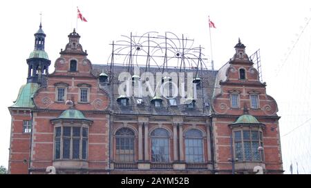 Copenhagen, DANIMARCA - LUGLIO 04th, 2015: Facciata dell'edificio Tivoli costruita nel 1843, è il parco divertimenti più famoso in Danimarca Foto Stock