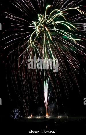 Spettacolo di fuochi d'artificio in comune la vigilia di Capodanno Foto Stock