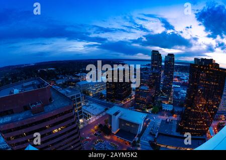 Panorama serale della città di Bellevue nel centro di King County, Stati Uniti, di fronte al lago Washington da Seattle Foto Stock