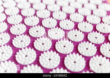 Tappetino massaggiante con spine e aghi piccoli da vicino Foto Stock