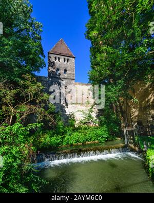 Interruttore di canale presso l'Innerer Stadtgraben vicino al Vogeltor ad Augsburg Foto Stock