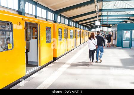 Berlino, GERMANIA - 19 MAGGIO 2018: Stazione della metropolitana U-bahn con treno in arrivo Foto Stock