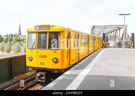 Berlino, GERMANIA - 19 MAGGIO 2018: Stazione della metropolitana U-bahn con treno in arrivo Foto Stock