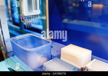 Pipette multiple in laboratorio Foto Stock