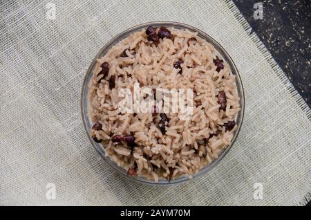 Vista dall'alto di una pentola con moros e cristianos conosciuto anche come riso congri o gallo pinto in america latina Foto Stock