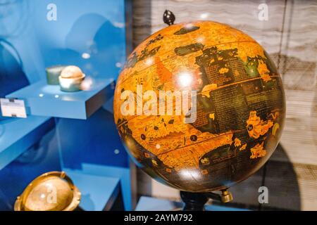 Berlino, GERMANIA - 19 MAGGIO 2018: Antique Globe nel museo tecnico tedesco Foto Stock