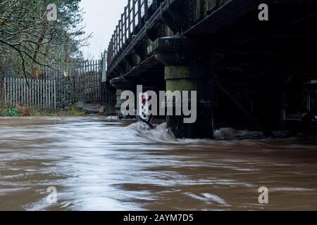 Cardiff, Galles, Regno Unito. 16th Feb, 2020. Cardiff, GALLES, REGNO UNITO - 16 FEBBRAIO 2020 - livelli d'acqua in aumento del fiume Ely sotto un ponte ferroviario a Cardiff, in quanto Il Met Office aggiorna lo status di "rabbia alla vita" di Storm Dennis Rain Warning per il Galles meridionale. Credito: Mark Hawkins/Alamy Live News Foto Stock