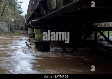 Cardiff, Galles, Regno Unito. 16th Feb, 2020. Cardiff, GALLES, REGNO UNITO - 16 FEBBRAIO 2020 - livelli d'acqua in aumento del fiume Ely sotto un ponte ferroviario a Cardiff, in quanto Il Met Office aggiorna lo status di "rabbia alla vita" di Storm Dennis Rain Warning per il Galles meridionale. Credito: Mark Hawkins/Alamy Live News Foto Stock