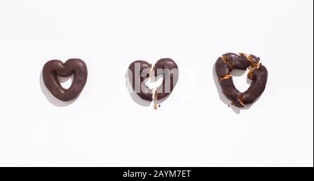 Biscotti al cioccolato a forma di cuore dall'amore al bianco Foto Stock