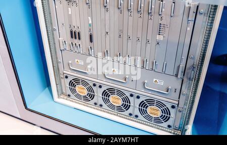 Berlino, GERMANIA - 19 MAGGIO 2018: Data center per supercomputer mainframe nel museo tecnico tedesco Foto Stock