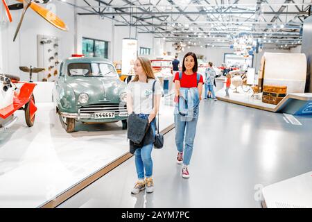 Berlino, GERMANIA - 19 MAGGIO 2018: Visitatori che camminano tra le auto da corsa vintage retro alla mostra del museo Foto Stock