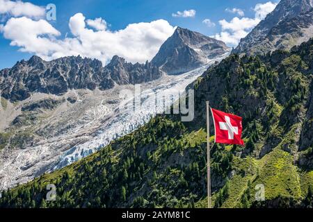 Ghiacciaio Trient, bandiera svizzera, visto dal rifugio Chalet du Glacier, Vallese, Svizzera Foto Stock