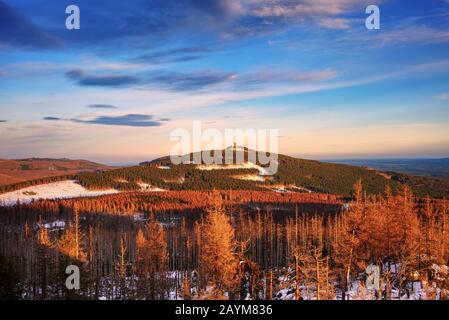 Bella luce nel cielo di febbraio al tramonto. Panoramiche montagne Harz In Bassa Sassonia, Germania. Monte Wurmberg vicino alla città di Braunlage, Harz Germania Foto Stock
