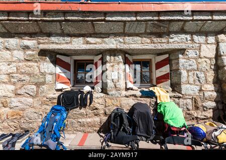 Rifugio Cabane de l'A Neuve, zaini e attrezzature per arrampicata, vicino a la Fouly, Val de Ferret, Vallese, Svizzera Foto Stock
