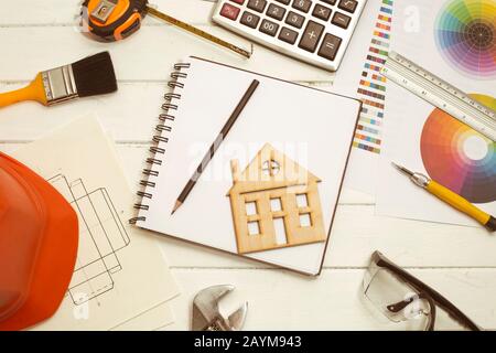 Progettazione degli interni della casa, arredamento attrezzatura. Strumenti di costruzione, schizzo sul desktop di un progettista costruttore. Foto Stock