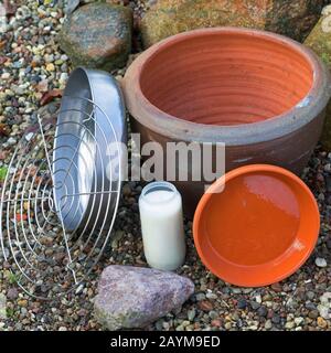 Mangiatoia senza gelo, in vaso di fiori, piattino, candela grave, griglia di raffreddamento e ciotola ignifuga, Germania Foto Stock