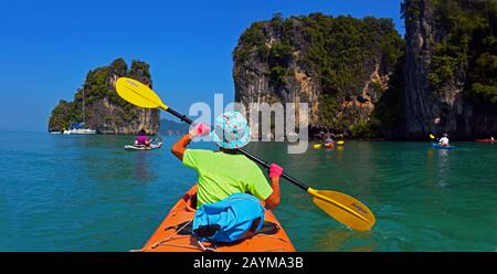 Gita in kayak nel mare delle Andamane ad est dell'isola di Phuket, Thailandia, Phuket, Parco Nazionale Ao Phang Nga Foto Stock