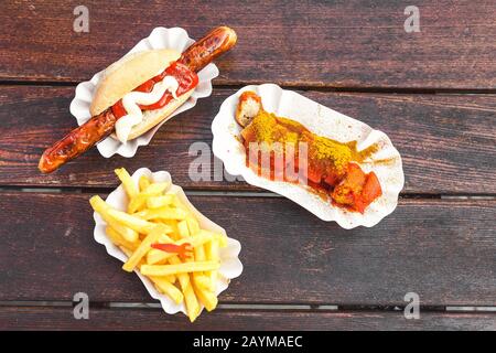 Salsiccia di curry tedesco con patatine fritte, Street food concetto Foto Stock