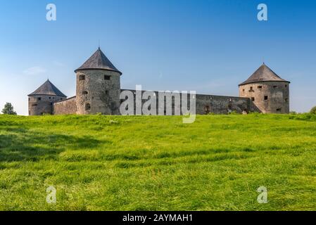 Monastero medievale convertito nel 16th secolo in castello vicino al villaggio di Bzovik, Krrupinska Planina (Krupin Upland), Banska Bystrica Regione, Slovacchia Foto Stock