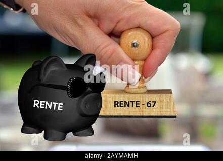 Black piggy banca con occhiali da sole e scritta Rente, timbro 'pensione - 67' in background, composizione Foto Stock