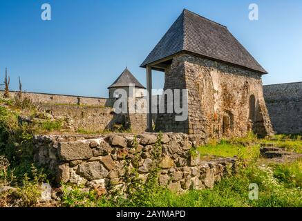 Monastero medievale convertito nel 16th secolo in castello vicino al villaggio di Bzovik, Krrupinska Planina (Krupin Upland), Banska Bystrica Regione, Slovacchia Foto Stock