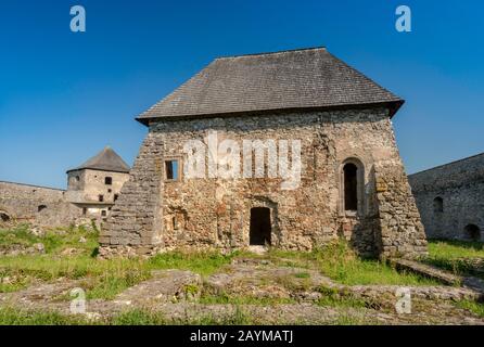 Monastero medievale convertito nel 16th secolo in castello vicino al villaggio di Bzovik, Krrupinska Planina (Krupin Upland), Banska Bystrica Regione, Slovacchia Foto Stock