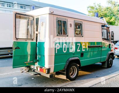 Berlino, GERMANIA - 20 MAGGIO 2018: Polizei, furgone della polizia tedesca a srteet Foto Stock